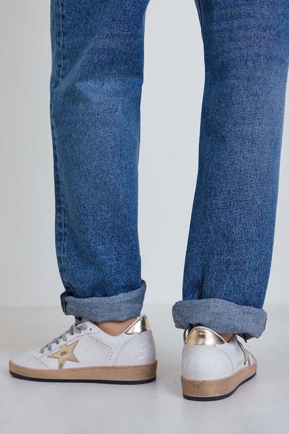 תמונת כל הלוק של נעלי סניקרס בולסטאר